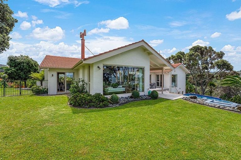 Photo of property in 913 Beach Road, Waiake, Auckland, 0630