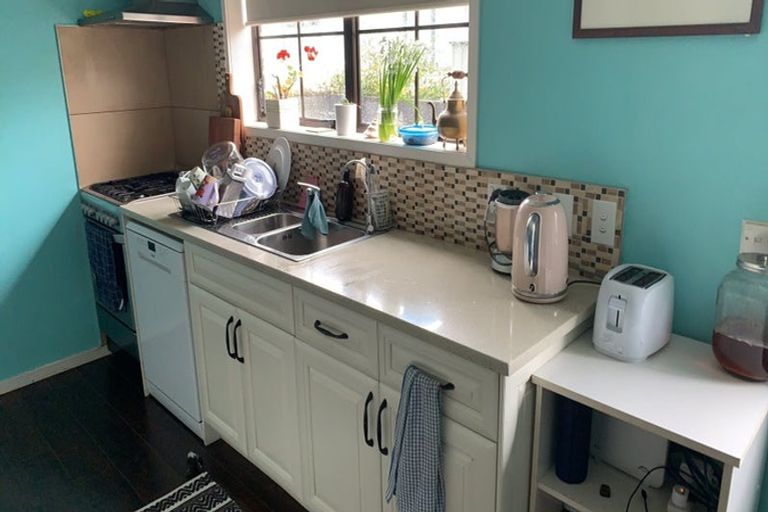 Photo of property in 5 Tawa Road, Te Atatu Peninsula, Auckland, 0610