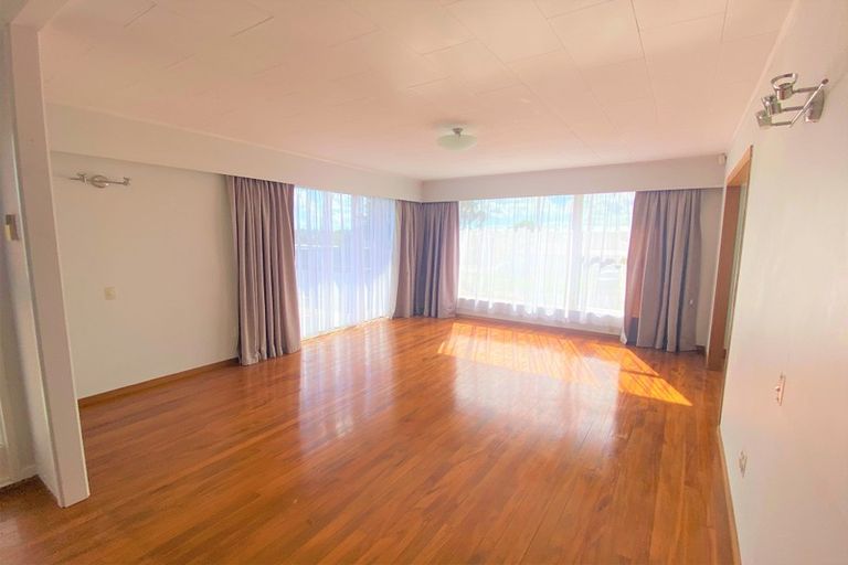 Photo of property in 25 Borrowdace Avenue, Botany Downs, Auckland, 2010