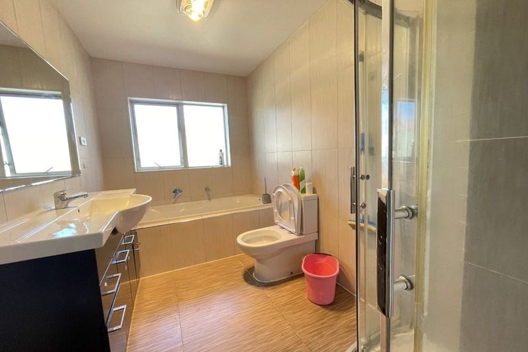 Photo of property in 13a Woodside Road, Massey, Auckland, 0614