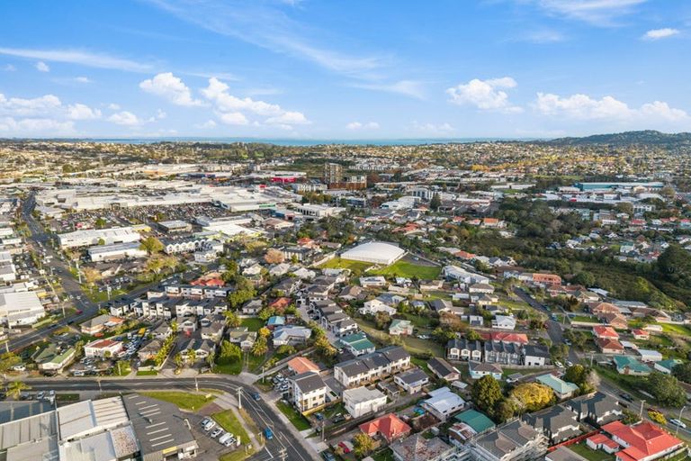 Photo of property in 7/16 Binsted Road, New Lynn, Auckland, 0600