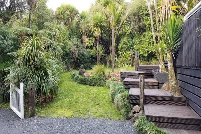 Photo of property in 48 Turanga Road, Henderson Valley, Auckland, 0612