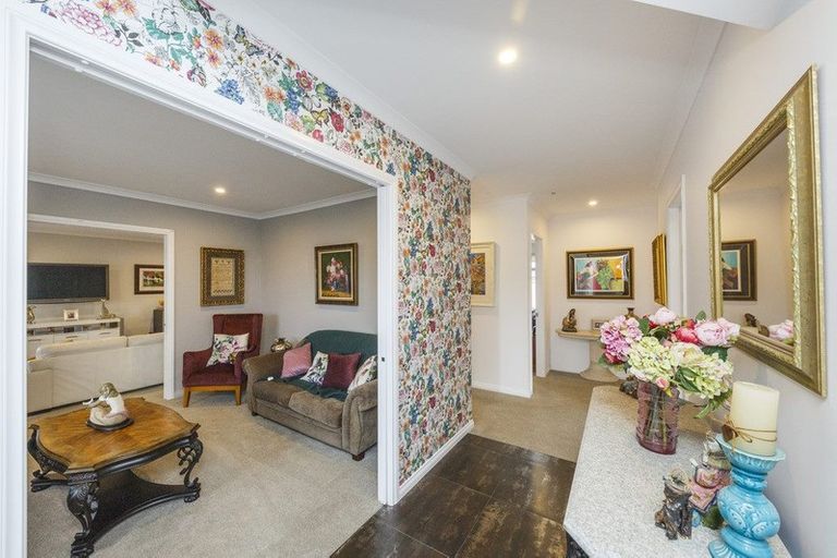 Photo of property in 124 Johnstone Drive, Fitzherbert, Palmerston North, 4410