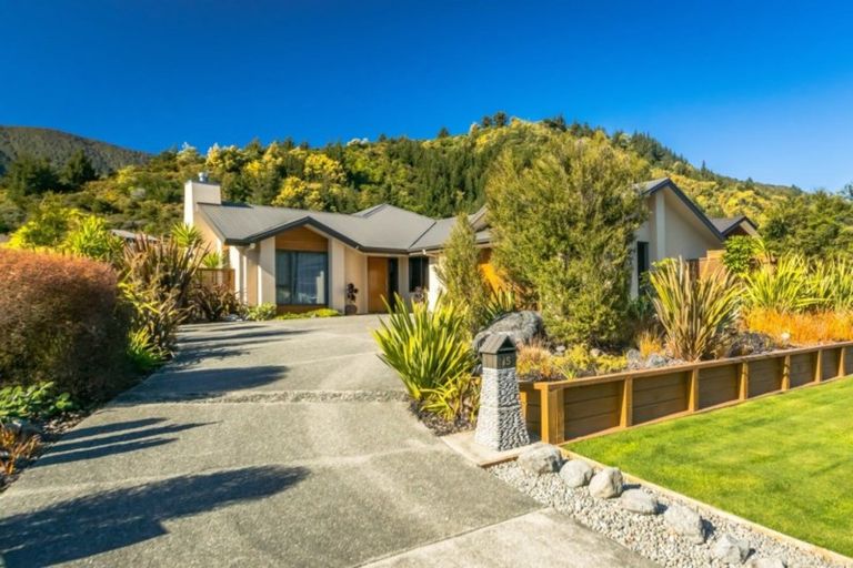 Photo of property in 15 Weka Place, Picton, 7220