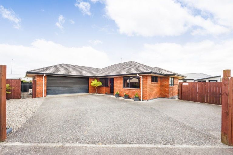 Photo of property in 17 Daniel Place, Kelvin Grove, Palmerston North, 4414