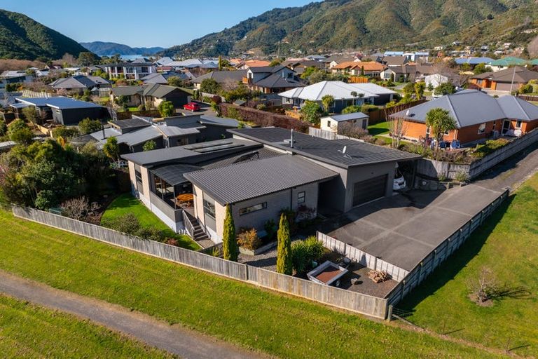 Photo of property in 21 Glentui Place, Waikawa, Picton, 7220