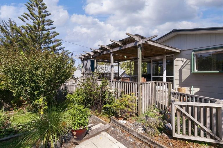 Photo of property in 8 John Dee Crescent, Red Beach, 0932