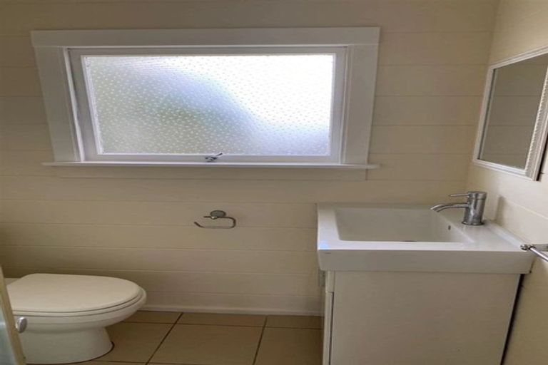 Photo of property in 1/41 Hobsonville Road, West Harbour, Auckland, 0618