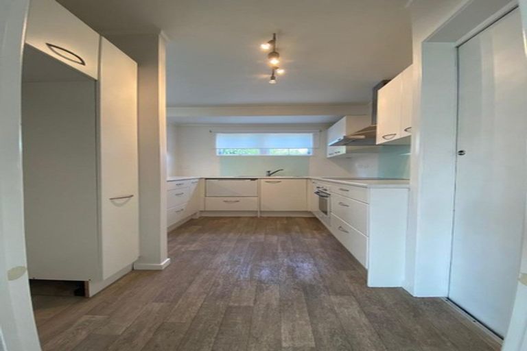 Photo of property in 2/23 Manhattan Heights, Glendene, Auckland, 0602