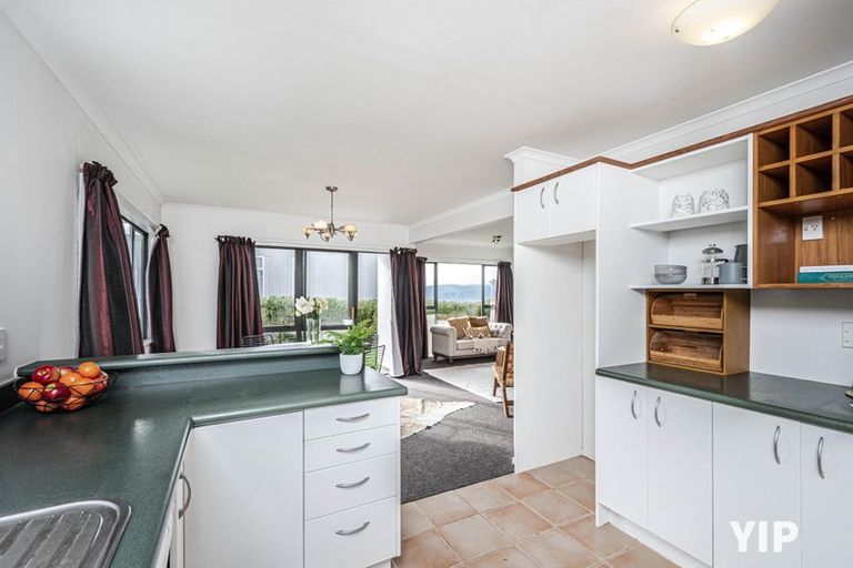 Photo of property in 1a Bennett Grove, Newlands, Wellington, 6037