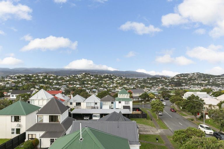 Photo of property in 140 Akaroa Drive, Maupuia, Wellington, 6022