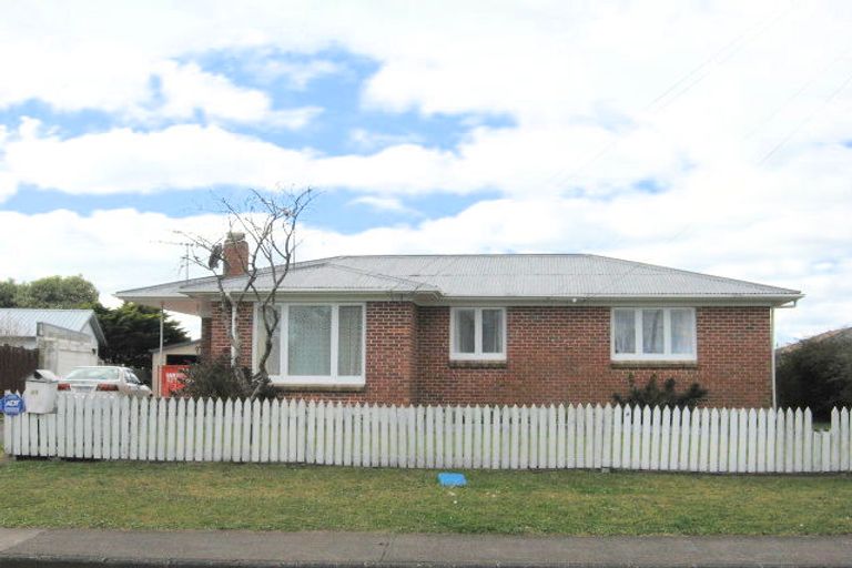 Photo of property in 24 Sutton Crescent, Papakura, 2110