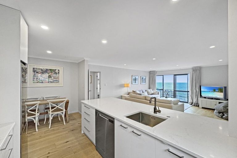 Photo of property in 123 Marine Parade, Seatoun, Wellington, 6022