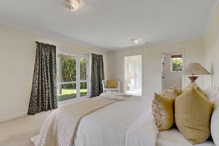 Photo of property in 2 Karoro Place, Paremata, Porirua, 5024