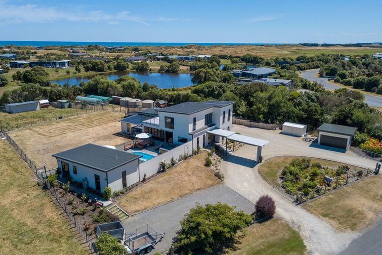 Photo of property in 27 Raukawa Road, Peka Peka, Waikanae, 5391