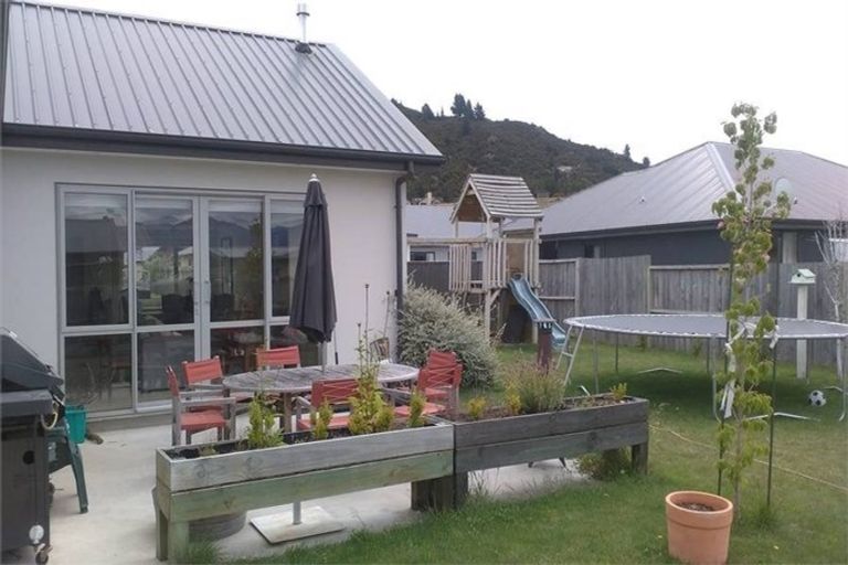 Photo of property in 8 Poppy Lane, Albert Town, Wanaka, 9305