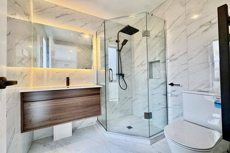 Photo of property in 5 Raphael Place, West Harbour, Auckland, 0618