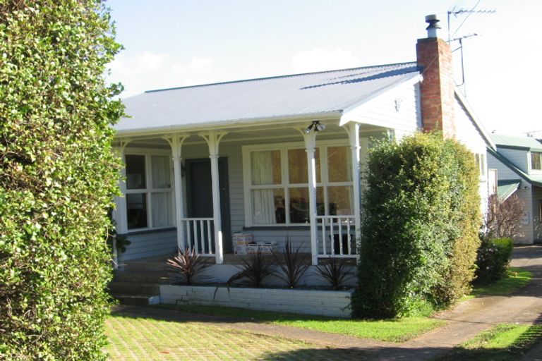 Photo of property in 2/470 East Coast Road, Windsor Park, Auckland, 0630