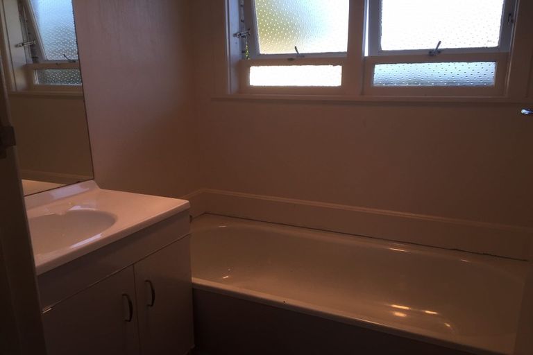 Photo of property in 196 Waimumu Road, Massey, Auckland, 0614