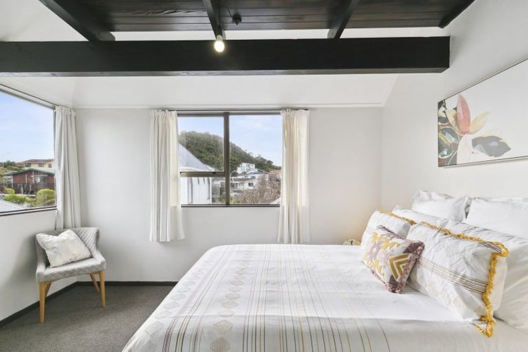 Photo of property in 140 Akaroa Drive, Maupuia, Wellington, 6022