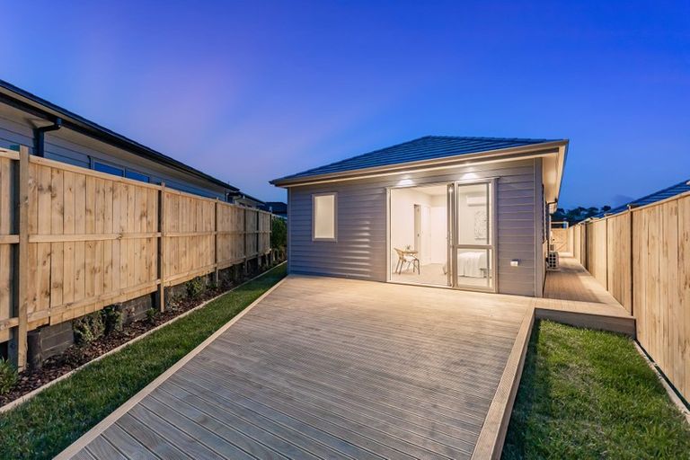 Photo of property in 43 Lumbarda Drive, Kumeu, 0810