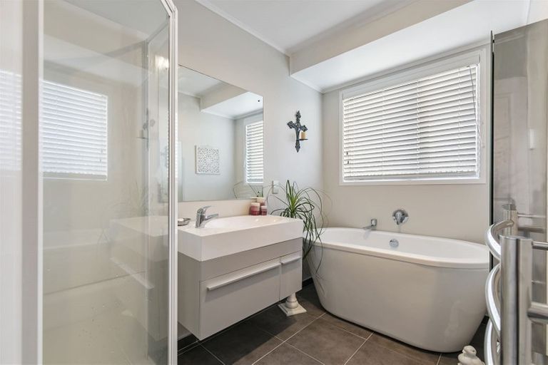 Photo of property in 1/57 Sunset Road, Totara Vale, Auckland, 0629