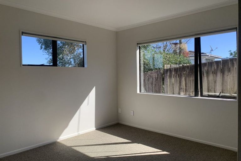 Photo of property in 8 Kayle Glen, West Harbour, Auckland, 0618