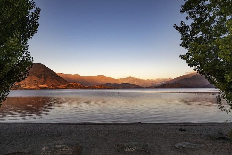 Photo of property in 335 Beacon Point Road, Wanaka, 9305