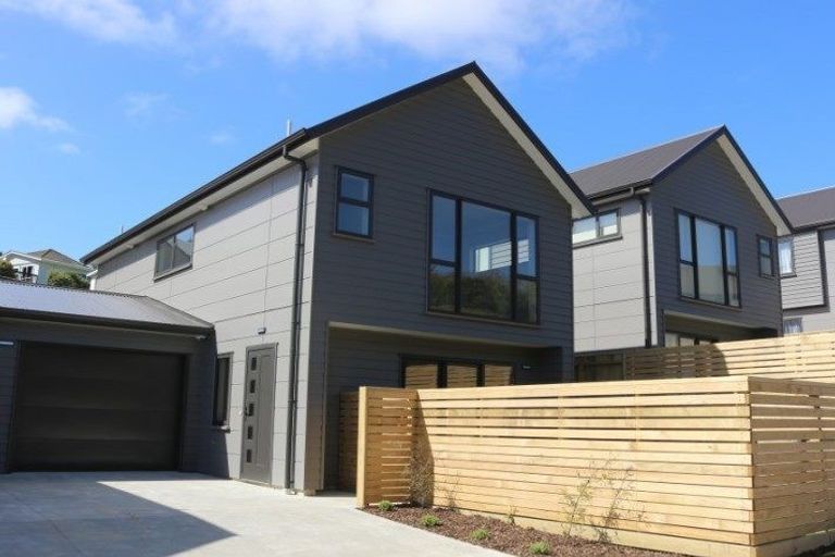 Photo of property in 3 Brindle Way, Newlands, Wellington, 6037