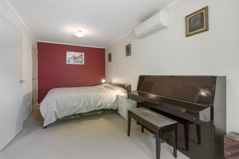 Photo of property in 6 Tasman Avenue, Henderson Valley, Auckland, 0614