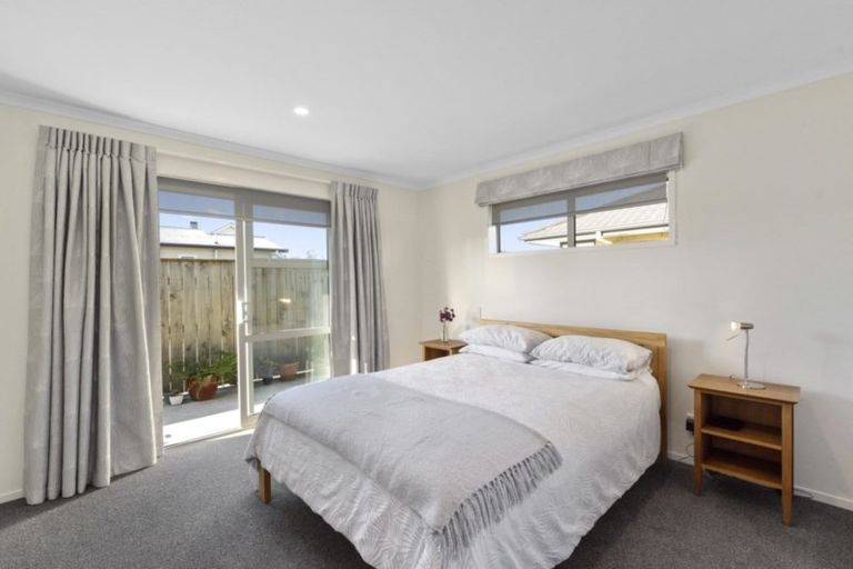 Photo of property in 2 Queenwood Road, Levin, 5510