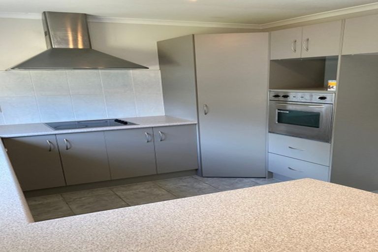 Photo of property in 5 Burton's Drive, Swanson, Auckland, 0614