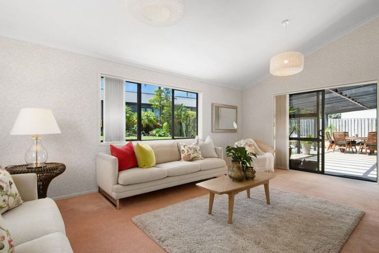Photo of property in 8 Ferntree Terrace, West Harbour, Auckland, 0618