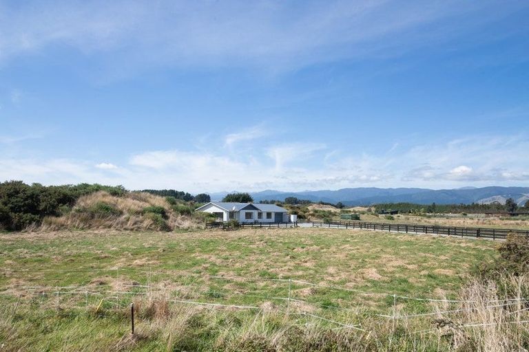 Photo of property in 118 Strathnaver Drive, Waikawa Beach, Levin, 5573