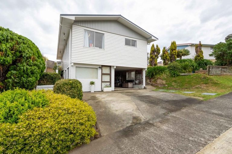 Photo of property in 25 Gloaming Hill, Titahi Bay, Porirua, 5022