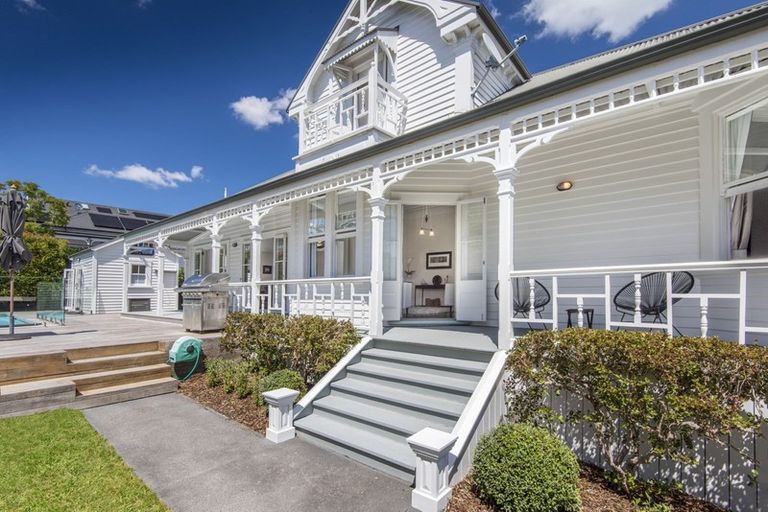 Photo of property in 52 Stanley Point Road, Stanley Point, Auckland, 0624