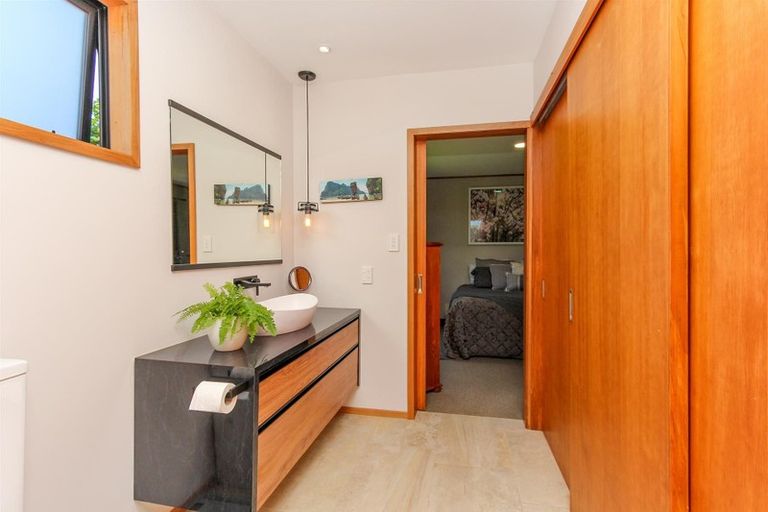 Photo of property in 51 Heta Road, Highlands Park, New Plymouth, 4312