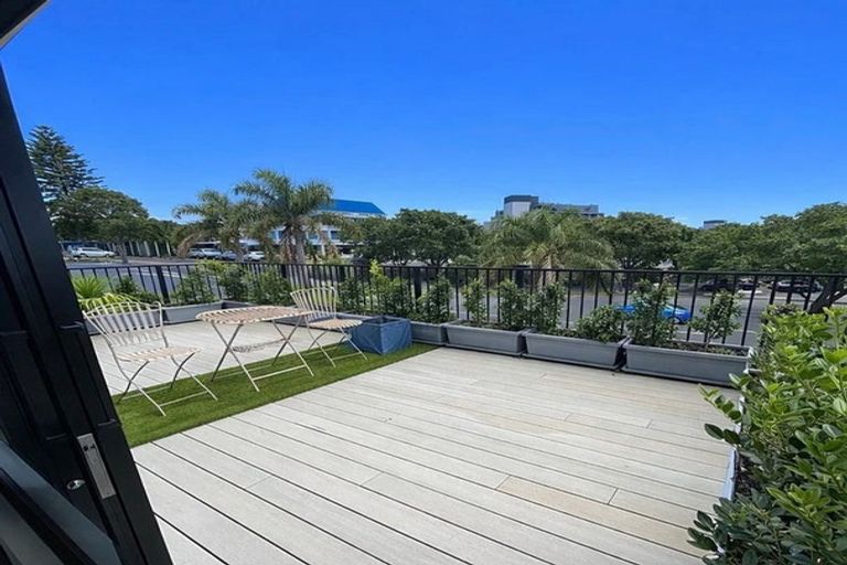 Photo of property in 15a The Strand, Takapuna, Auckland, 0622