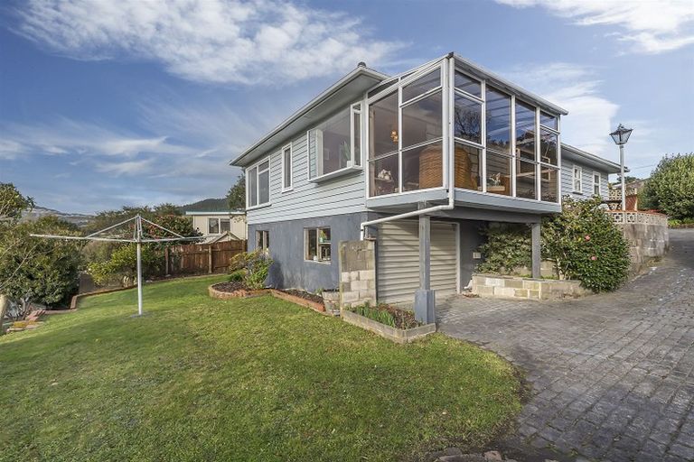 Photo of property in 14 Lane Crescent, Tawa, Wellington, 5028