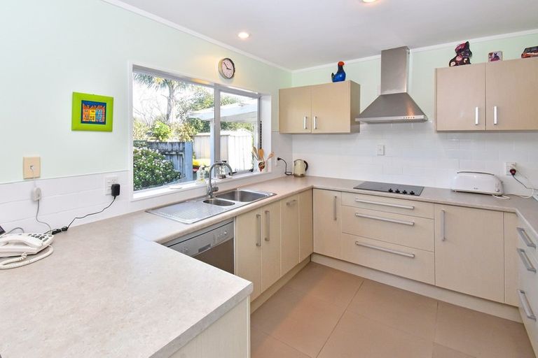 Photo of property in 2/10 Kenwick Place, Burswood, Auckland, 2013