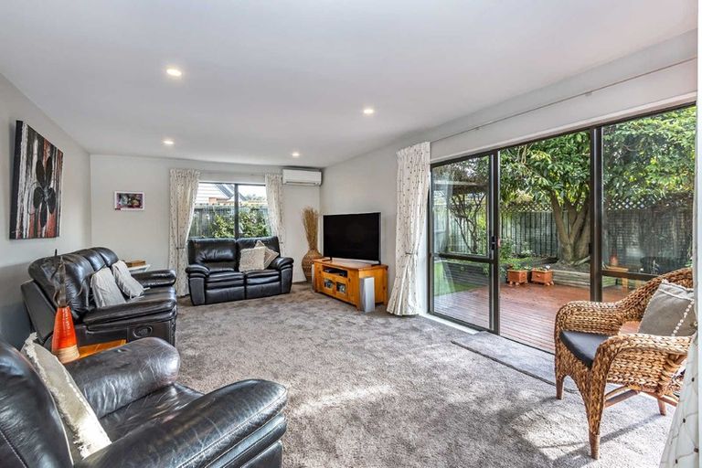 Photo of property in 1/4 Parkwood Place, Parklands, Christchurch, 8083