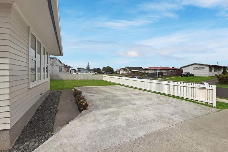 Photo of property in 11 Windrush Close, Mangere, Auckland, 2022