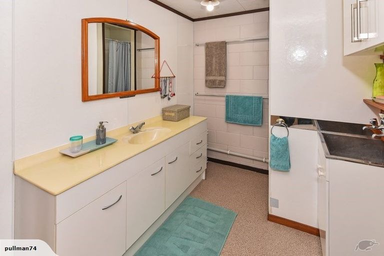 Photo of property in 1 Kingsclere Place, Goodwood Heights, Auckland, 2105