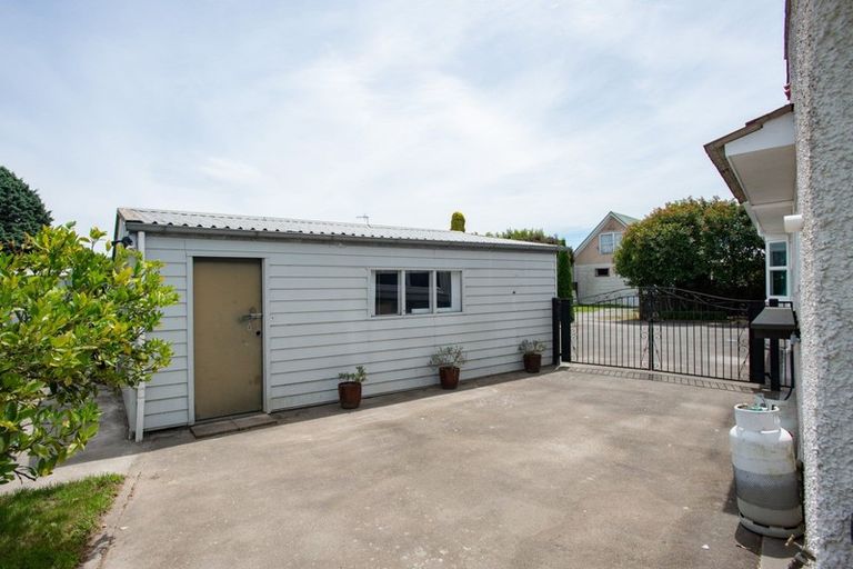 Photo of property in 20 Deakin Place, Clive, 4102