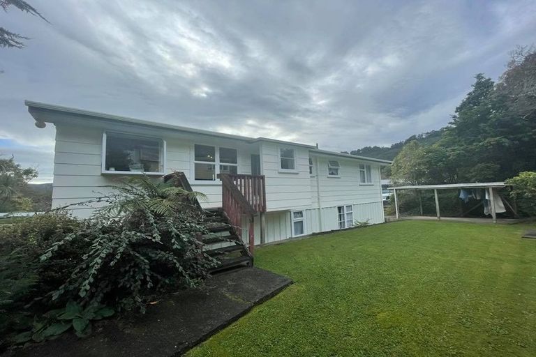 Photo of property in 1 Pohue Grove, Stokes Valley, Lower Hutt, 5019