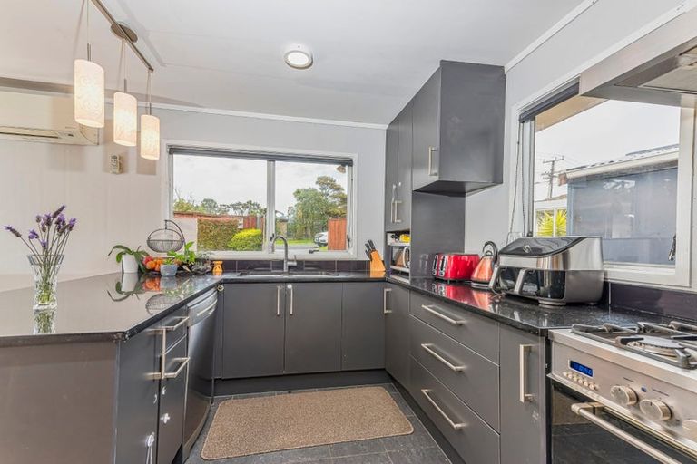 Photo of property in 140 Colwill Road, Massey, Auckland, 0614