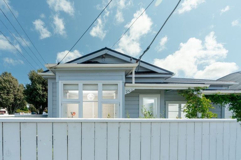 Photo of property in 90 Onepu Road, Lyall Bay, Wellington, 6022