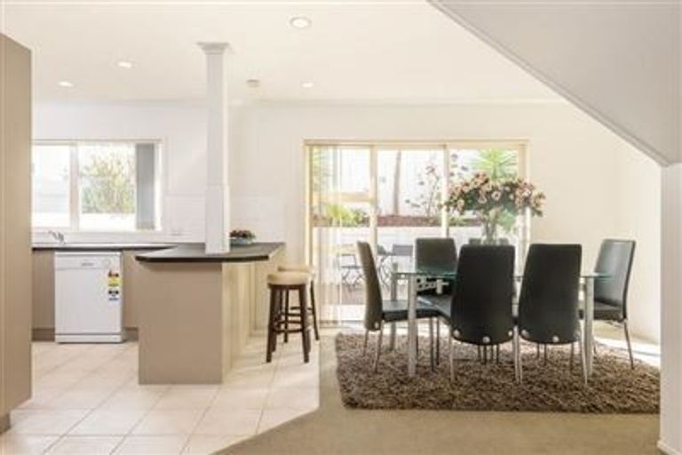 Photo of property in 32 Pukatea Avenue, Albany, Auckland, 0632