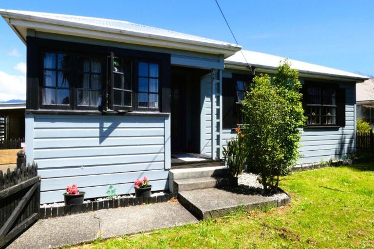 Photo of property in 58 Brougham Street, Westport, 7825