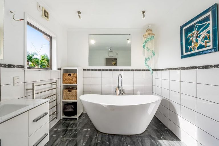 Photo of property in 1/1 Sharon Road, Waiake, Auckland, 0630